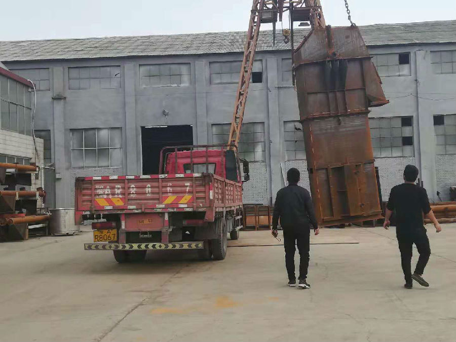 NE板鏈提升機裝車中